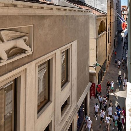 Venezia-San Marco View On Luxury Shopping Street Apartment Exterior photo